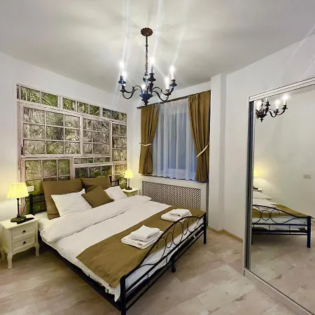 Center Oasis, Universitate Daire Bükreş