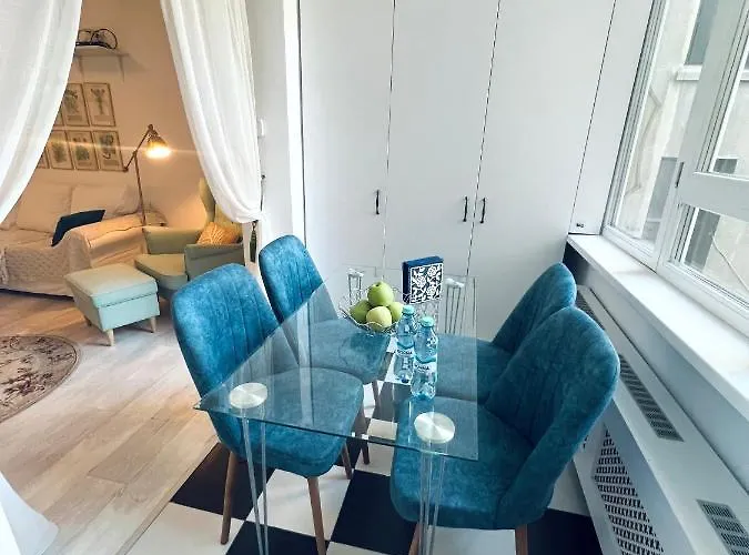 Apartament Center Oasis, Universitate